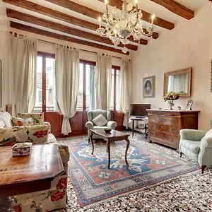 Biennale Apt Balcony Venecia